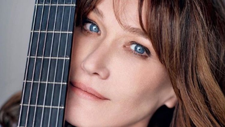 Carla Bruni con una guitarra/ Foto: Instagram