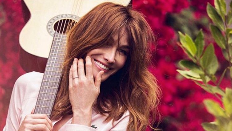 Carla Bruni posa sonriendo con su guittarra/ Foto: Instagram