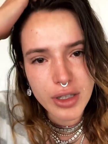 Bella Thorne llorando por las palabras de Whoopi Goldberg