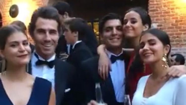 Victoria Federica rodeada de sus amigos en su puesta de largo | Foto: Instagram