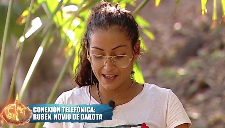 Dakota recibe la llamada de Rubén en 'Supervivientes 2019' / Foto: Telecinco.es