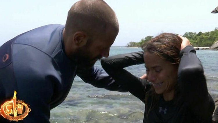 Albert consolando a Mónica durante el ataque de ansiedad | foto: Telecinco