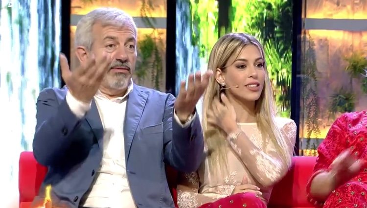 Oriana Marzoli y Carlos Sobera hablando en 'Supervivientes: Tierra de Nadie' Foto: Telecinco