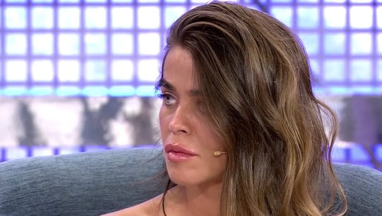 Violeta expectante ante las preguntas de los colaboradores de 'Sábado Deluxe'/ Foto: telecinco.es