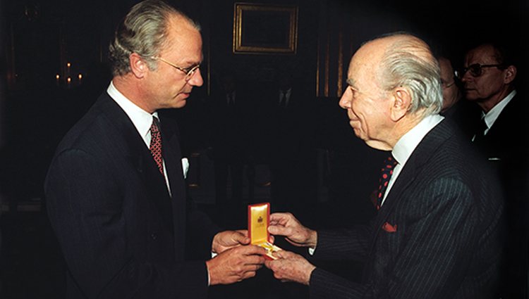 Carlos XVI Gustavo de Suecia entrega un premio a Sigvard Bernadotte | Kungahuset