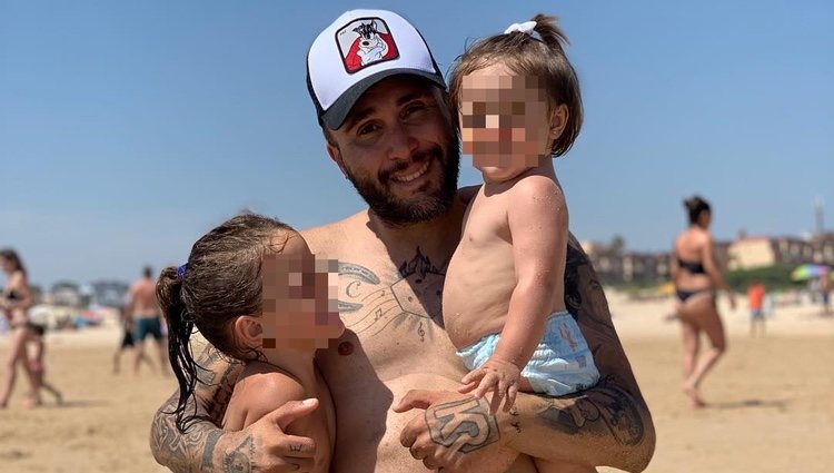 Kiko Rivera con sus hijas Carlota y Ana en la playa / Foto: Instagram