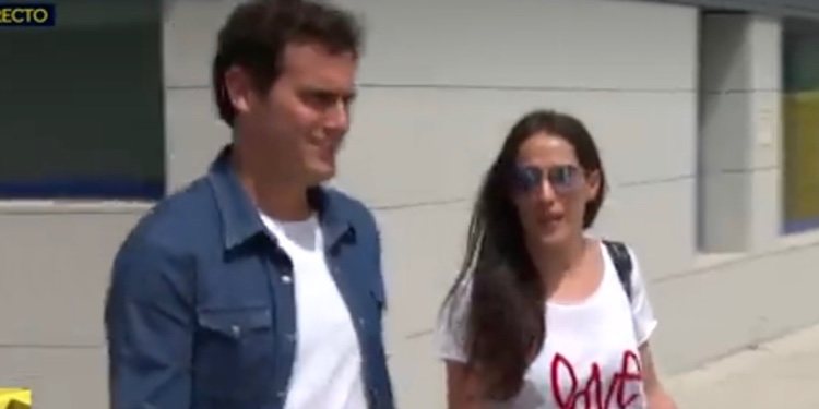 Malú y Rivera, muy sonrientes a la salida del hospital