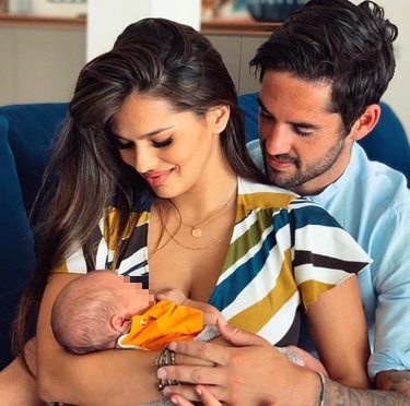 Isco y Sara Sálama miran embelesados a su hijo