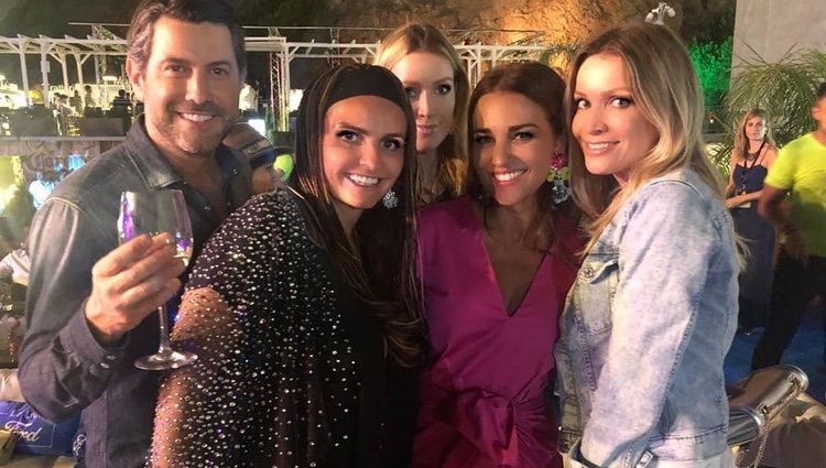 Paula Echevarría junto a Nicole Kimpel, su gemela Bárbara y otros amigos / Foto: Instagram