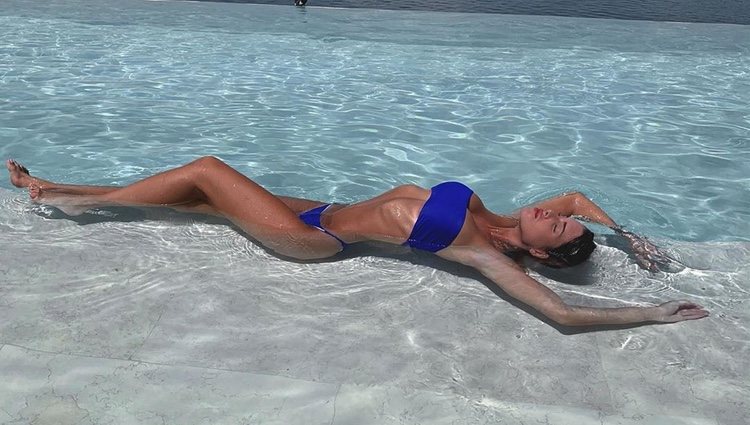 Marta López Álamo luce su figura en la piscina / Foto: Instagram