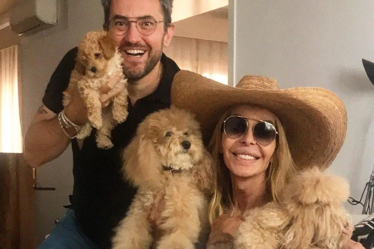 Los perros de Bibiana Fernández con su 'mamá' y Máximo Huerta