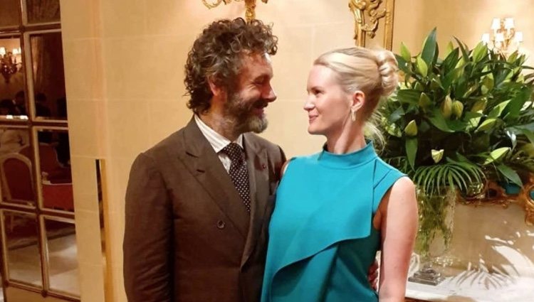 Michael Sheen y su novia Anna Lundberg en la presentación en Londres de la nueva serie 'Good Omens' | Foto: Instagram