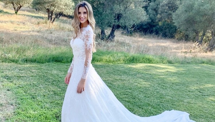 Cat McDonnell luciendo su traje de Pronovias