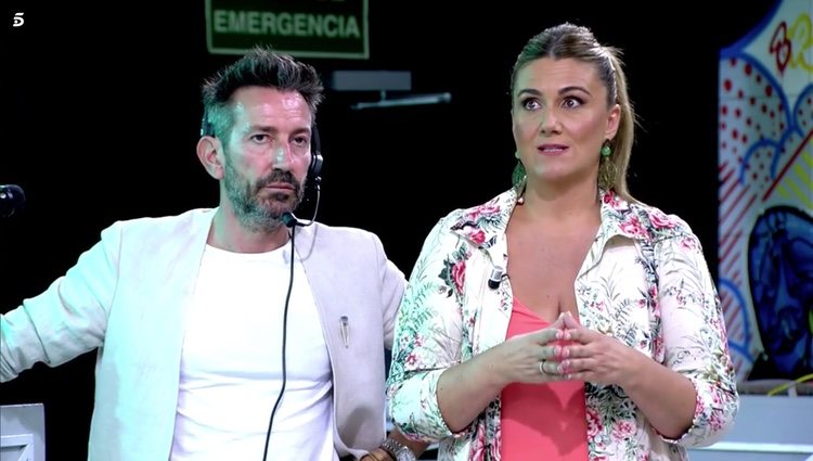 Carlota Corredera junto al director de 'Sálvame', David Valldeperas, hablando sobre Chelo García Cortés Foto: Telecinco