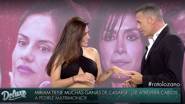 Carlos Lozano le pone el anillo a Miriam Saavedra / Foto: Telecinco.es