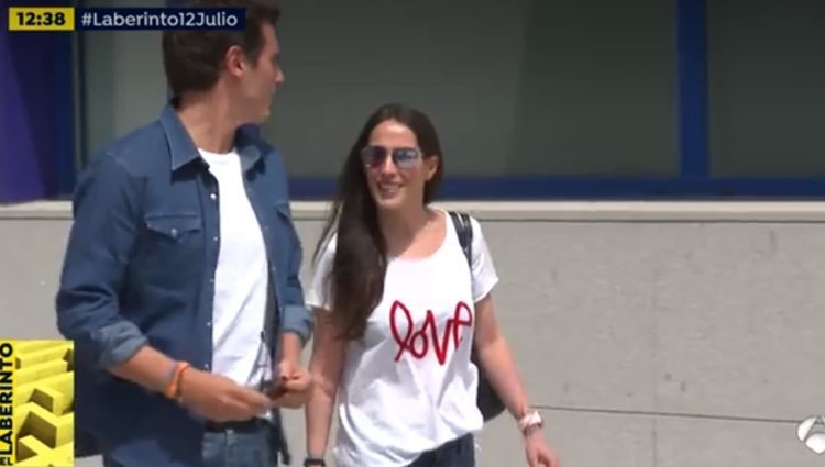 Malú acompañando a Albert a su salida del hospital / Foto: Antena 3