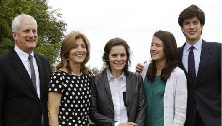 Caroline Kennedy junto a su marido y sus tres hijos, Rose, Tatiana y Jack Schlossberg/Foto:Instagram