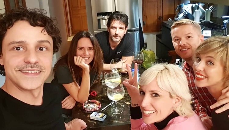 Parte del reparto de actores cenando | Instagram