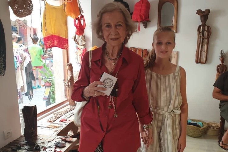 La Reina Sofía y la Princesa Leonor en una tienda de Mallorca