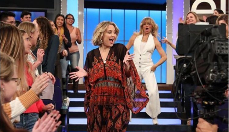 Kate hudson y Goldie Haw disfrutando de un divertido momento en el programa de Ellen DeGeneres