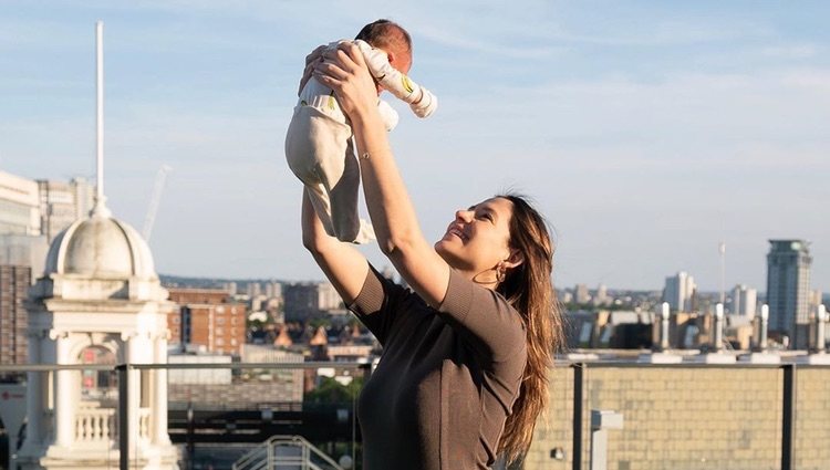 Noah, hijo de Chicharito junto a su madre, Sarah Kohan / Foto: Instagram