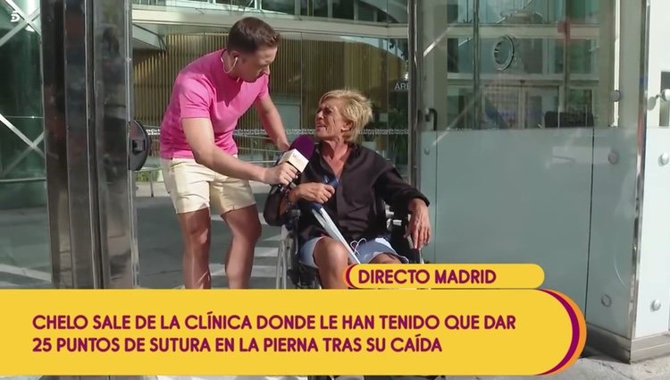 Chelo García Cortés tras recibir el alta en el hospital después de que le pusieran 28 puntos en el corte de su pierna Foto: Telecinco