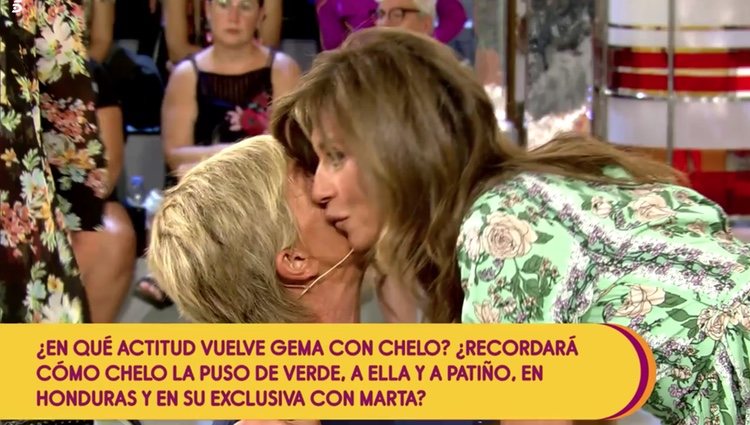 Gema López y Chelo García Cortés se reencuentran y se saludan con dos besos entre un tenso silencio Foto: Telecinco