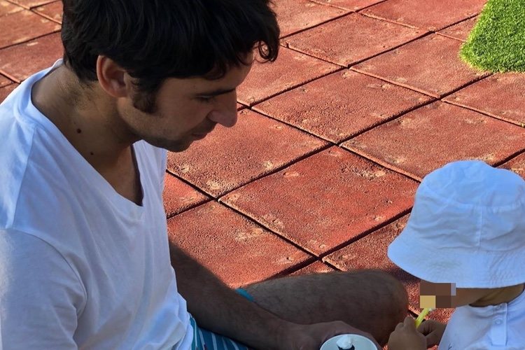 Cayetano Rivera comiendo un helado con su hijo/ Foto: Instagram