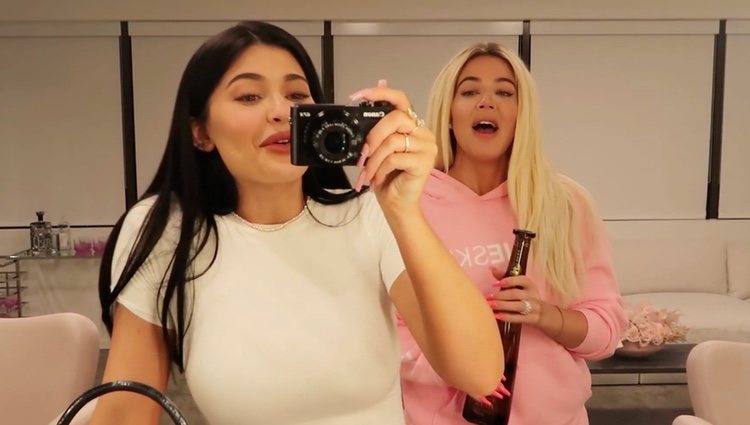 Kylie Jener y Khloé Kardashian juntas antes de promocionar los cosméticos | Youtube