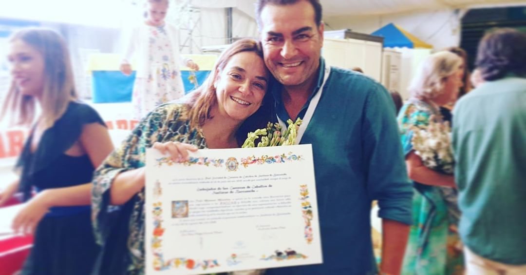 Toñi Moreno recibe un diploma que le convierte en embajadora de la Carrera de Sanlúcar de Barrameda donde sufrió una aparatosa caída Foto: Instagra, @tmoreno73