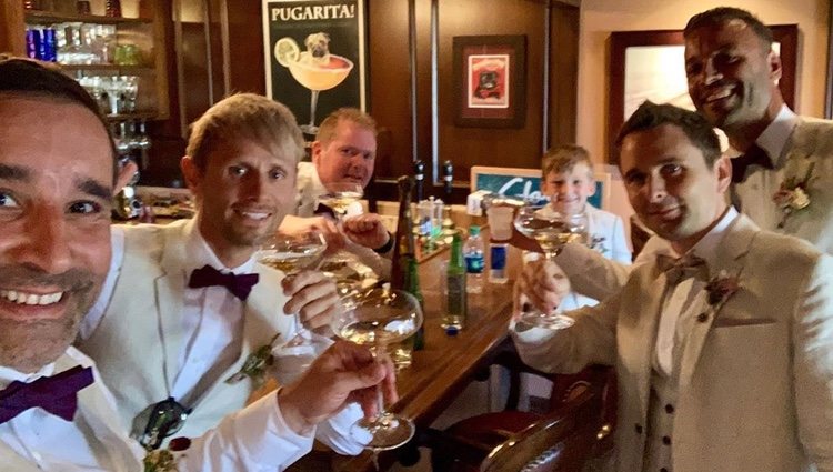 Matt Bellamy junto a sus amigos y su hijo en lel día de su boda Foto: @mattbellamy