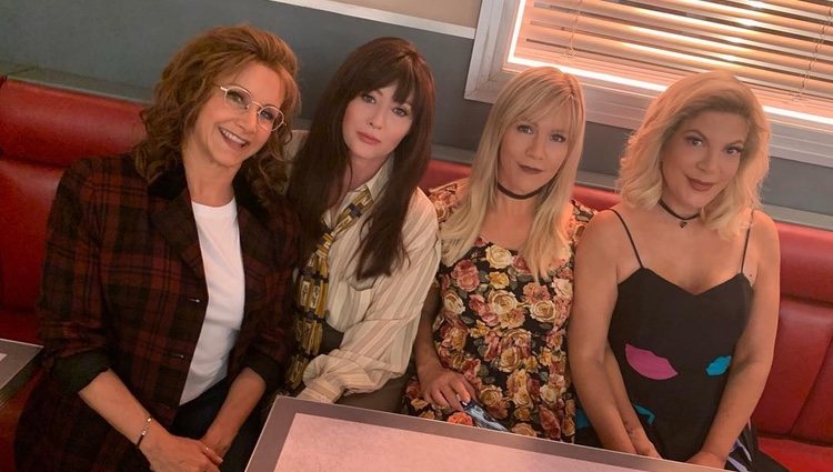 Shannen Doherty y Jennie Garth acompañadas del resto de chicas del reparto | Instagram