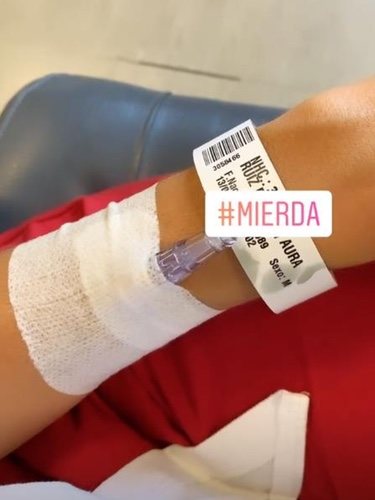 La muñeca de Aurah Ruiz tras ir al hospital/ Foto: Instagram