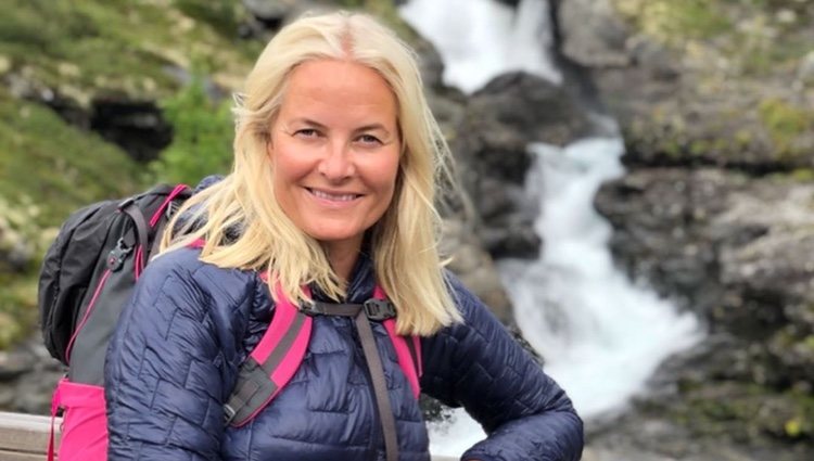 Mette-Marit de Noruega posa delante de una cascada