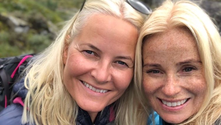 Mette-Marit de Noruega con su acompañante en sus vacaciones