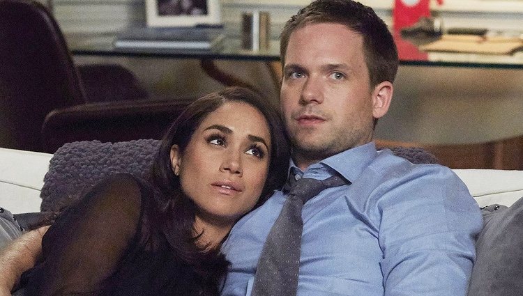 Mike Ross y Meghan Markle interpretando a sus personajes de 'Suits'