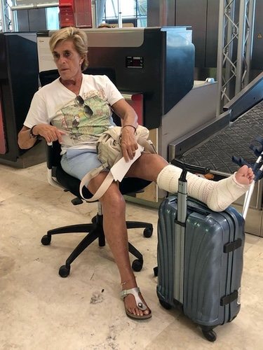 Chelo García Cortés en silla de ruedas en el aeropuerto / Instagram