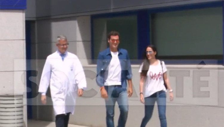 Albert Rivera, acompañado de Malú y su médico a la salida del hospital / Foto: Telecinco