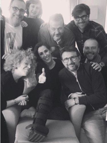 Malú, en el centro, y parte de su equipo tras la operación de tobillo / Foto: Twitter