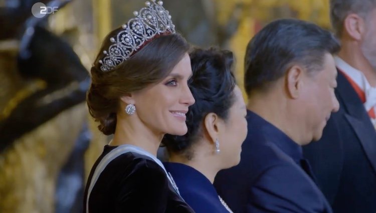 También se puede ver a la Reina Letizia en múltiples actos | Foto: ZDF