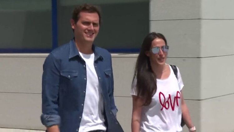 Albert Rivera y Malú saliendo del hospital | Foto: Antena3.com