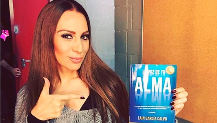 Mónica Naranjo con el libro de Laín García Calvo/ Foto: Instagram