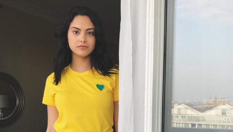 Camila Mendes posando | Instagram