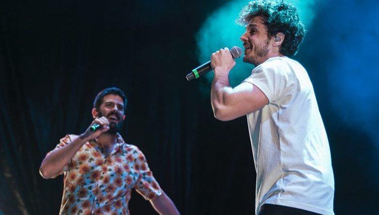 Miki cantando junto a Adrià Salas en uno de los conciertos de La Pegatina