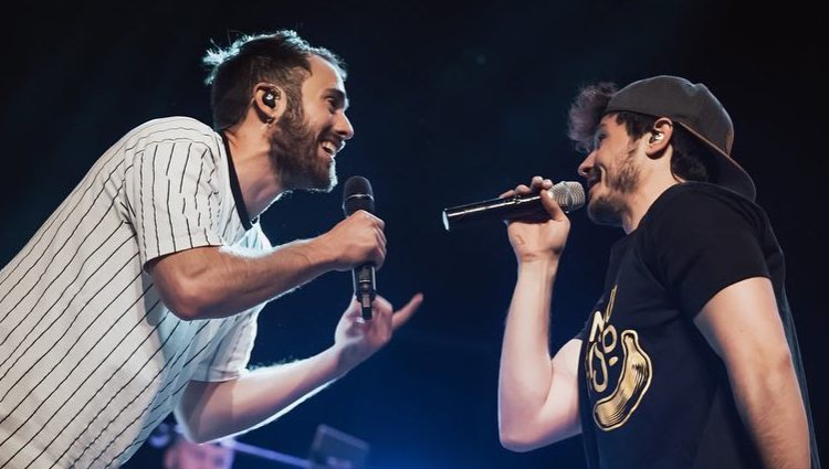 Miki cantando junto a Arnau Blanch durante uno de los conciertos de Arnau Griso