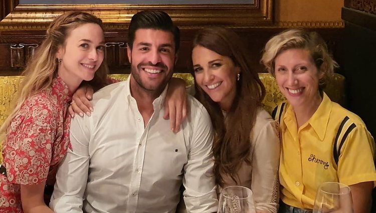 Paula Echevarría con Miguel Torres, Marta Hazas y Cecilia Freire/ Foto: Instagram