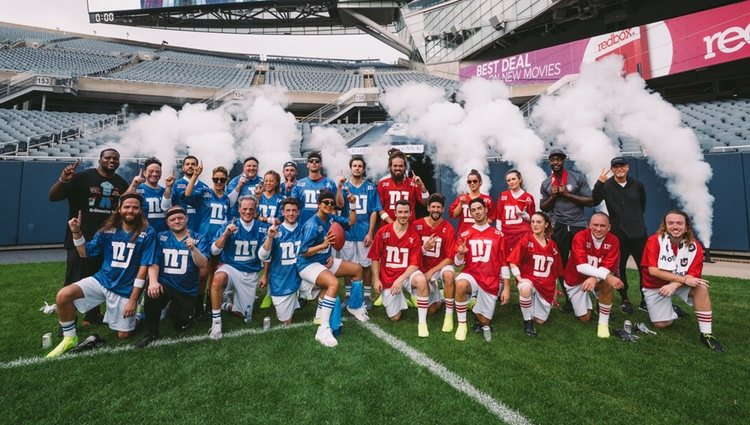 Nick Jonas con todos sus amigos en el estadio | Twitter