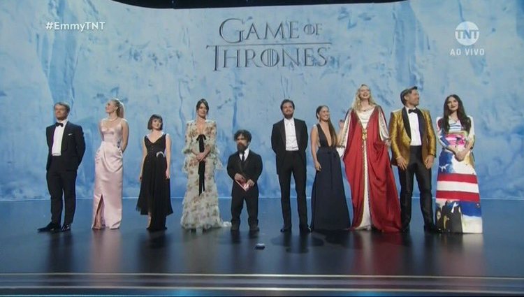 El reparto de 'Juego de Tronos' haciendo entrega de un galardón | Foto: TNT