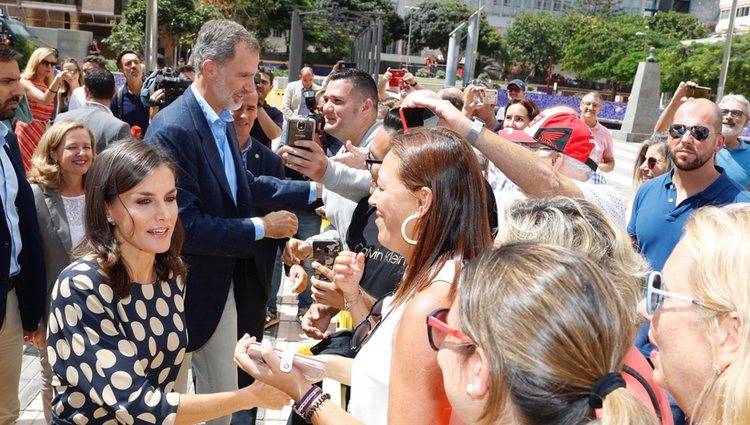 Don Felipe y Doña Letizia saludando a los ciudadanos de Las Palmas/Foto: Casa de SM el Rey