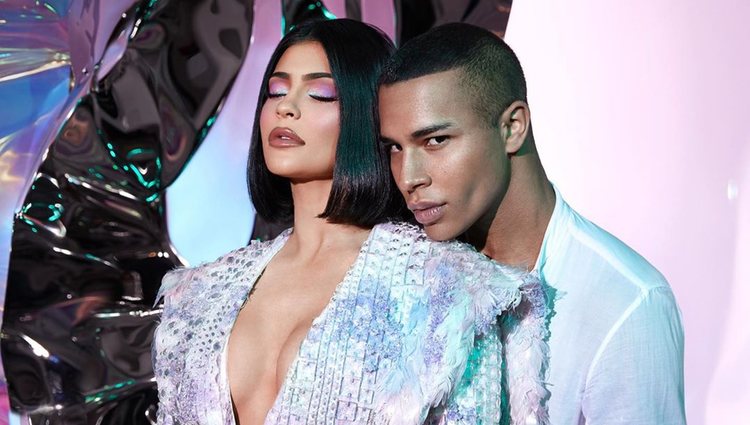 Kylie Jenner y Oliver Rousteing en promocionando la colaboración